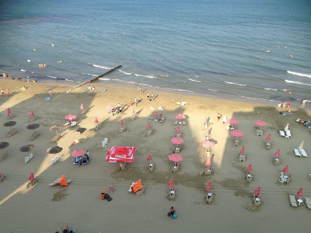 Mackenzie Beach Hotel 拉纳卡 外观 照片