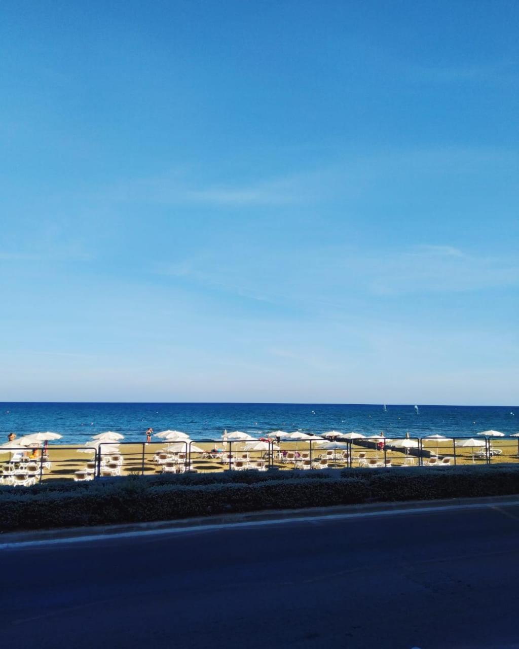 Mackenzie Beach Hotel 拉纳卡 外观 照片